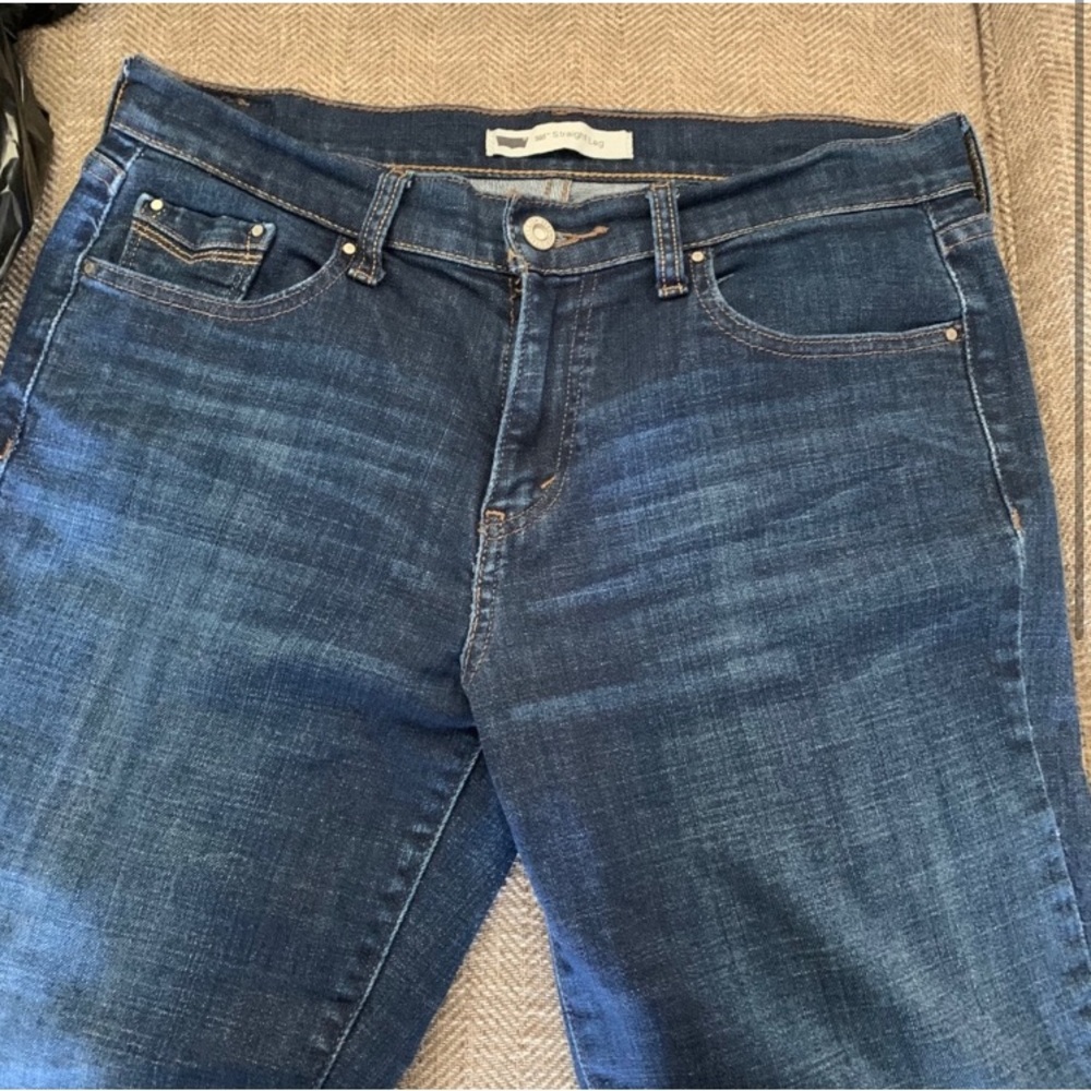 Excellent Preowned Condition Levi’s 595 Straight Leg Jeans Size 10. Very Cute